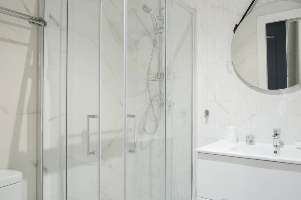 Apartamentos Plaza De Pedro Zerolo III Madrid Bagian luar foto